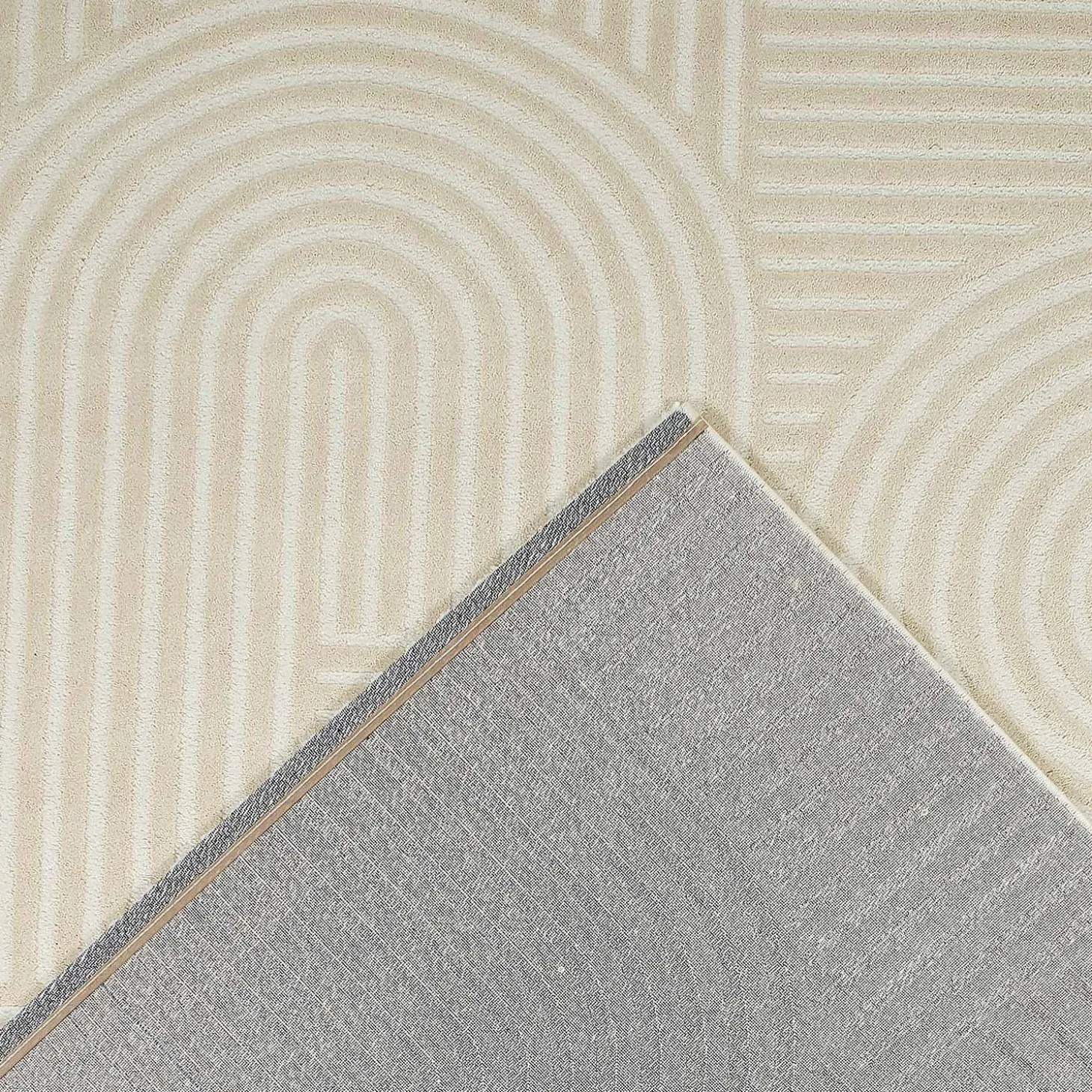 Indoor rug with graphic arch pattern, cream