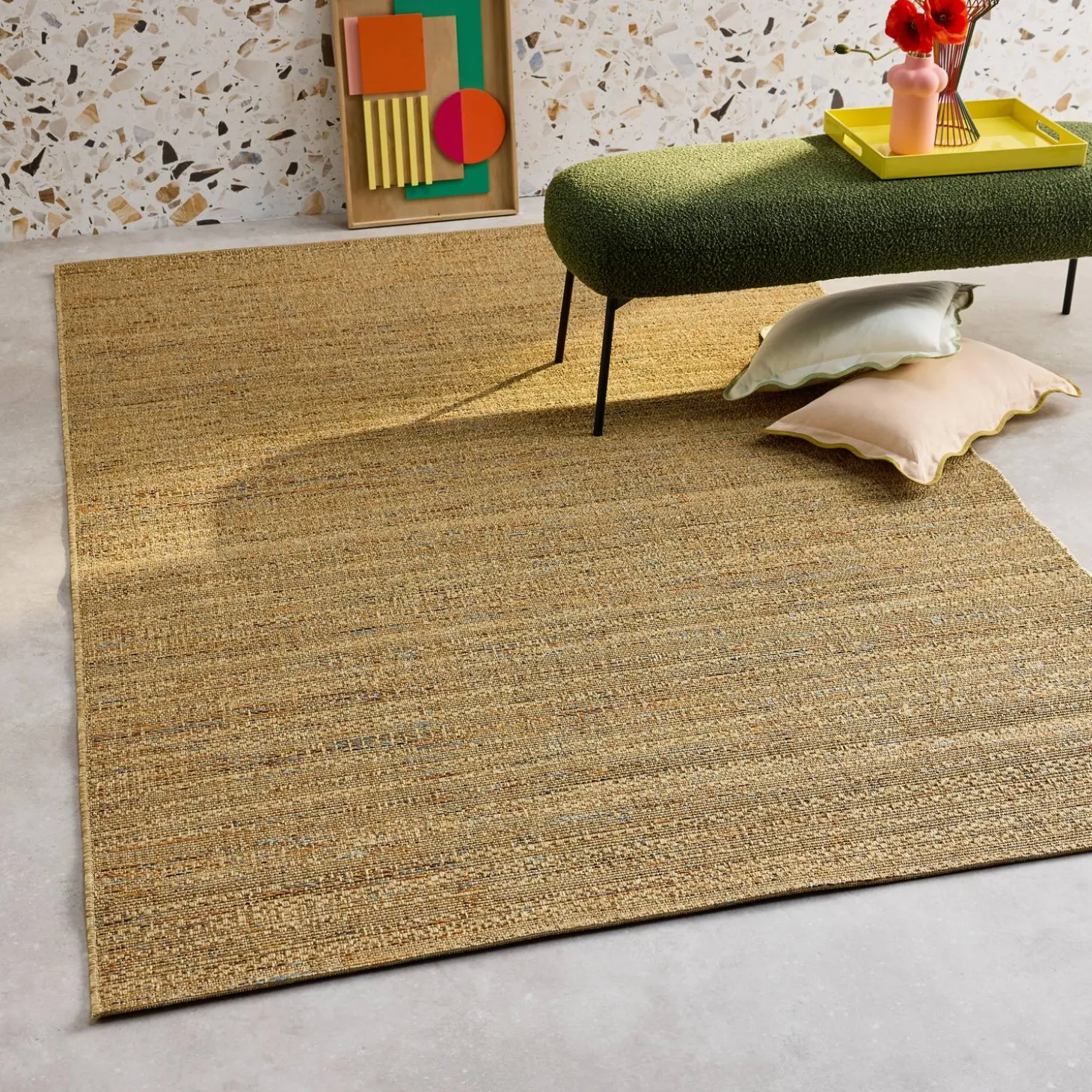 Light jute-effect interior/exterior carpet with coloured accents