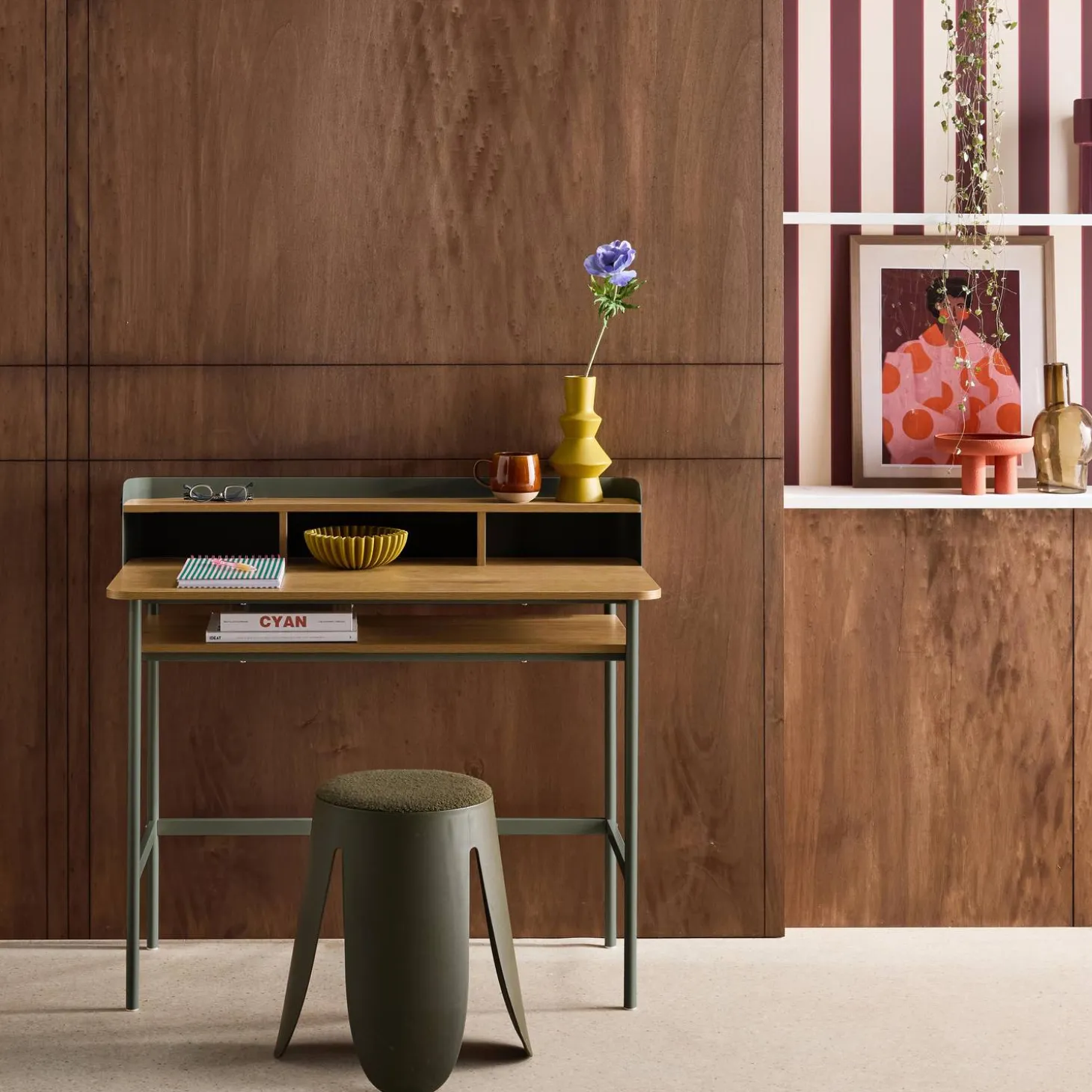 Metal desk with wood decor 3 niches