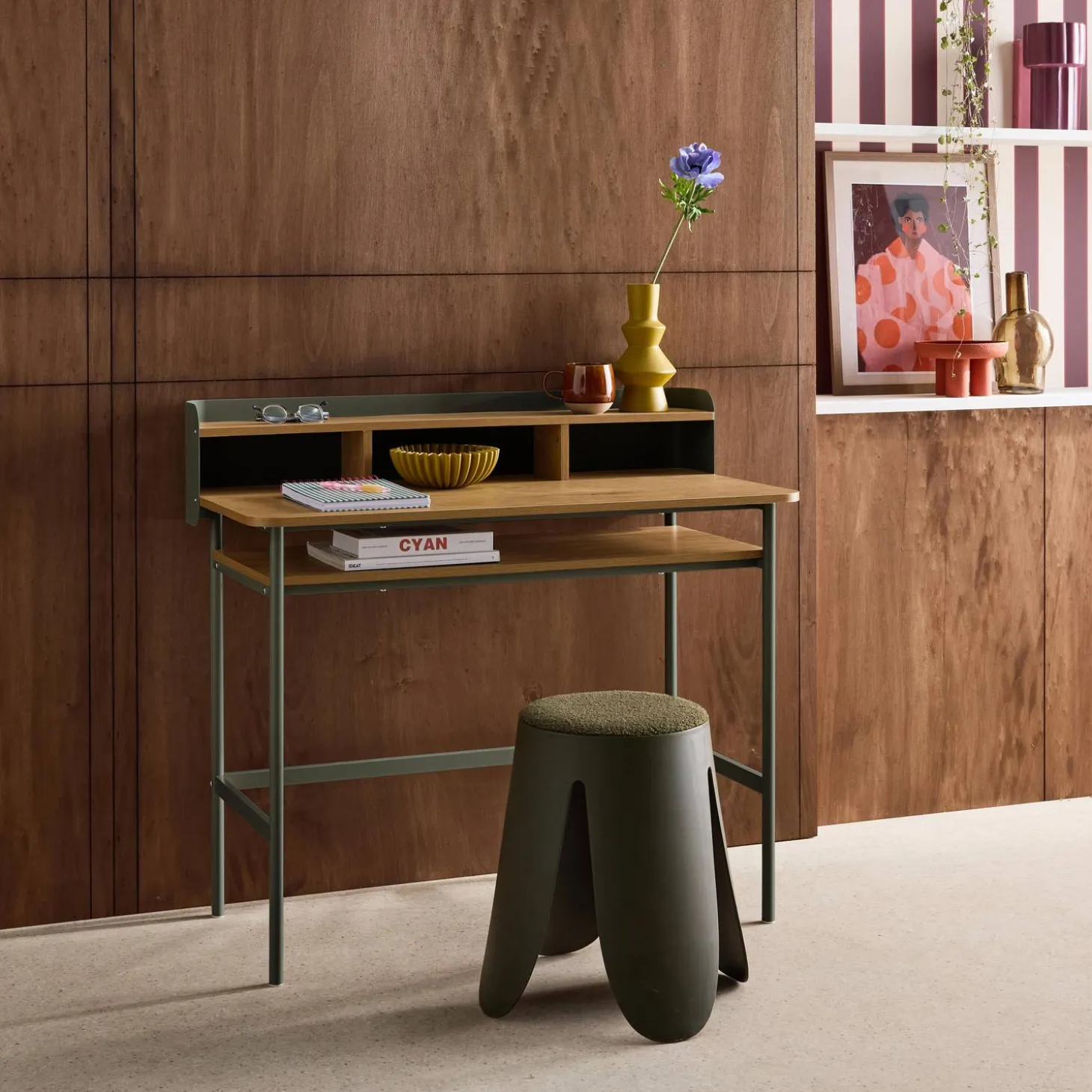 Metal desk with wood decor 3 niches