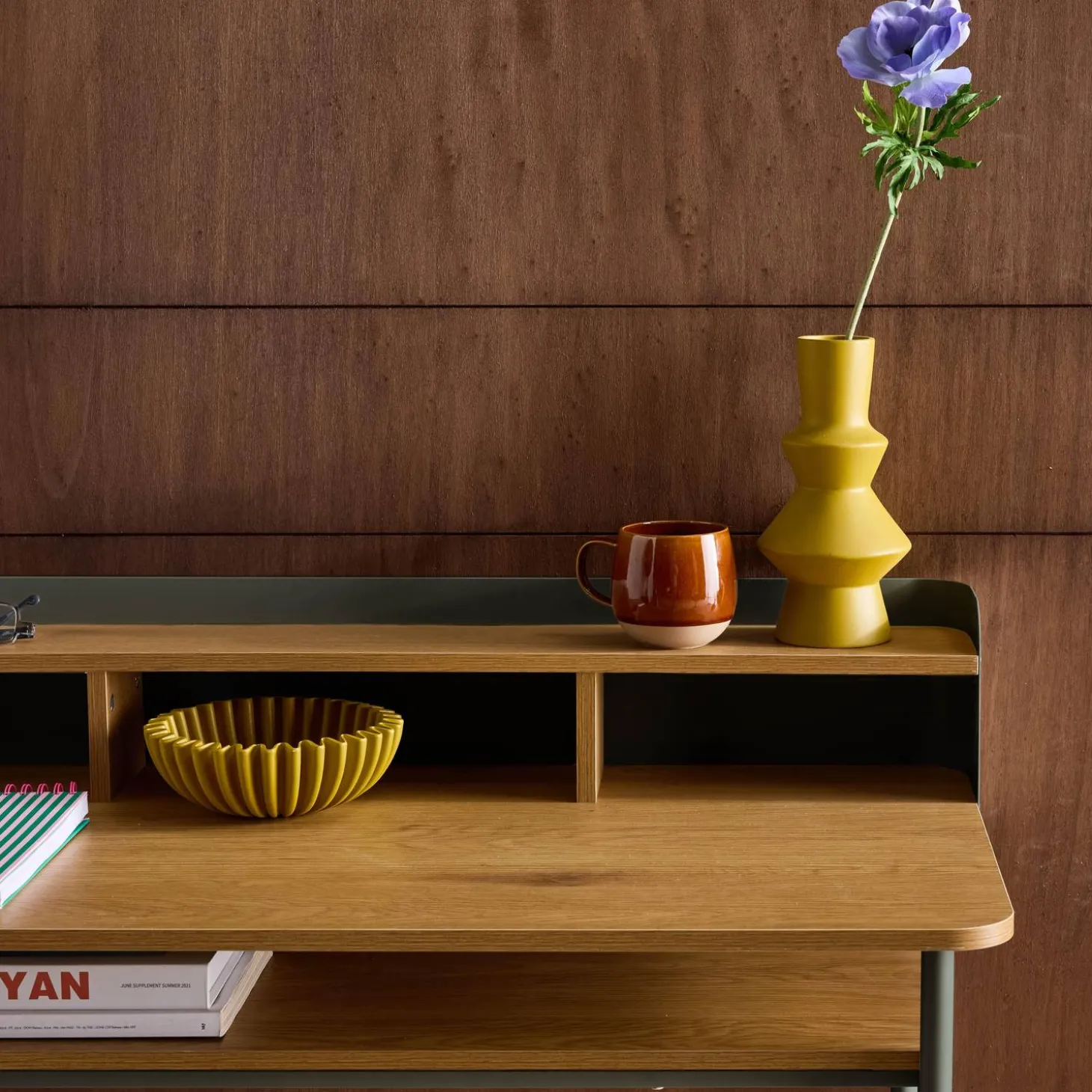 Metal desk with wood decor 3 niches