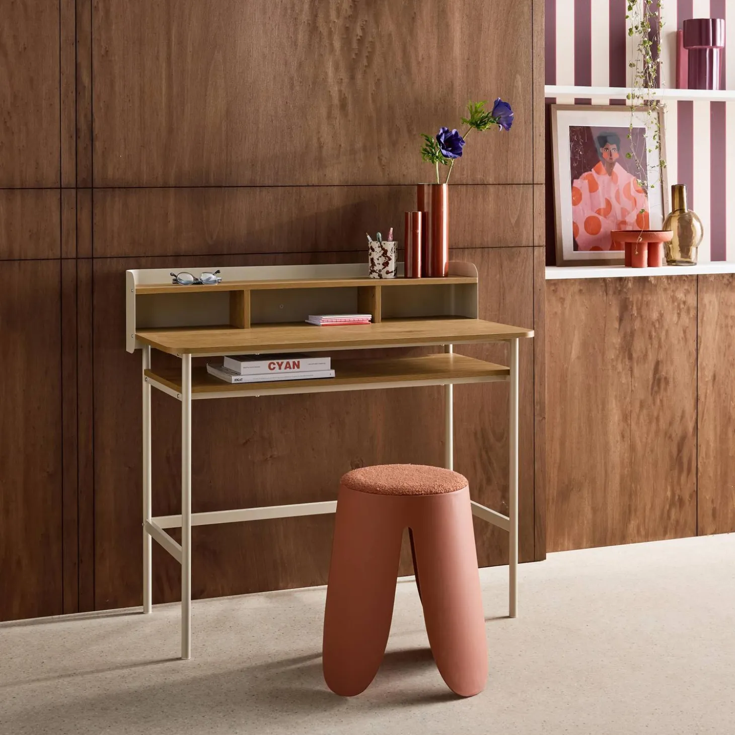 Metal desk with wood decor 3 niches