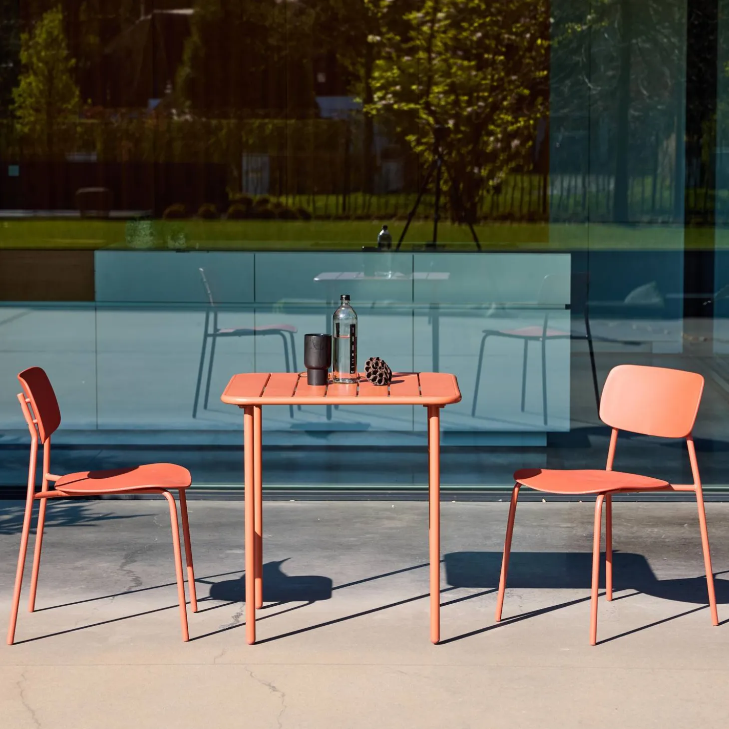 Metal garden table + 2 chairs