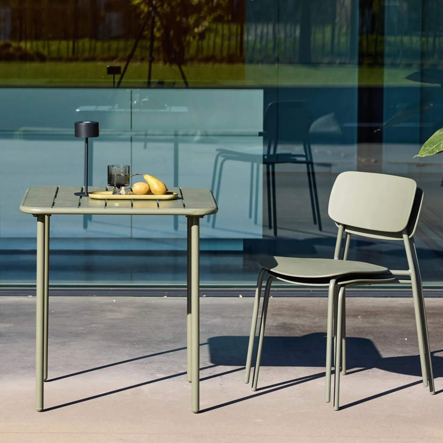 Metal garden table + 2 chairs
