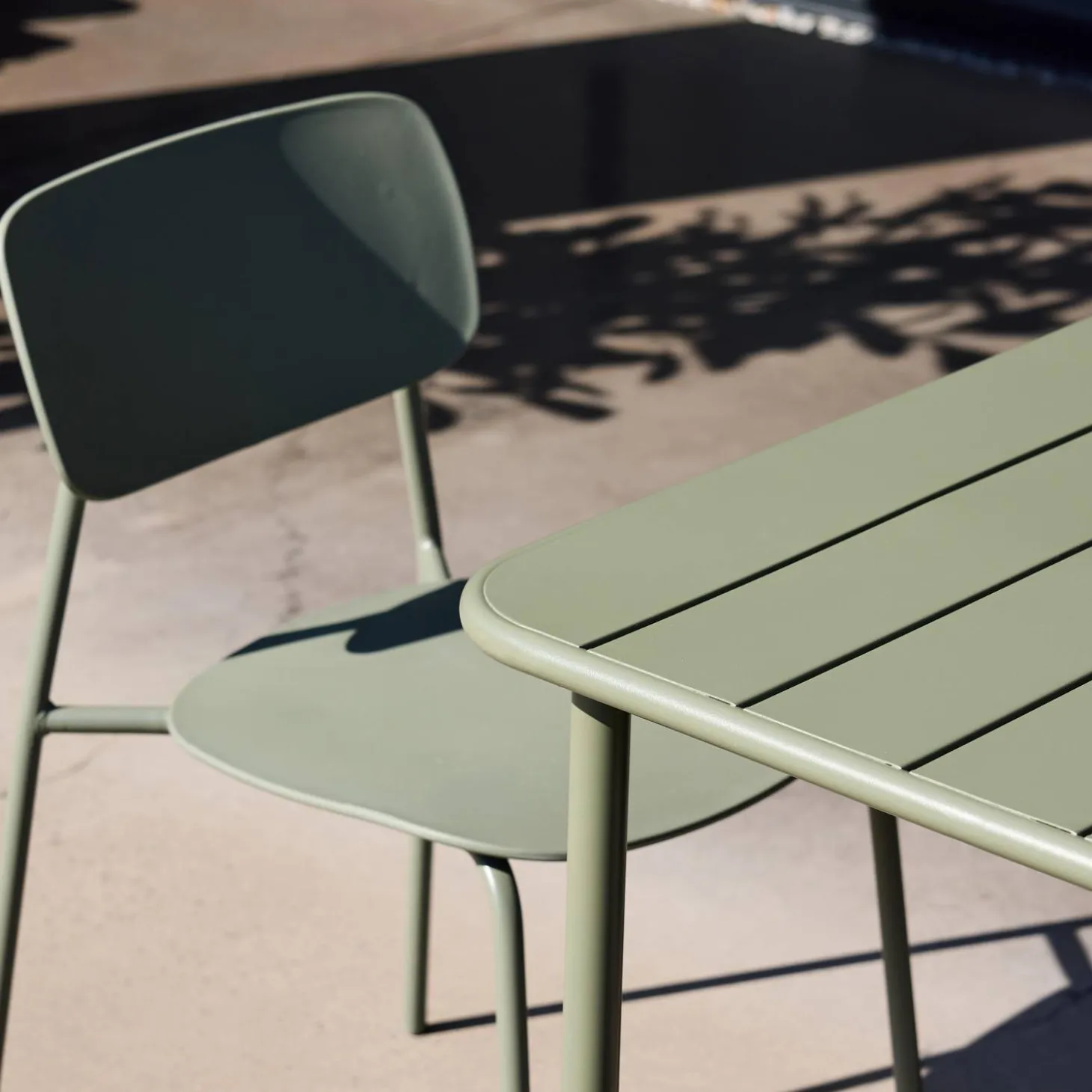 Metal garden table + 2 chairs