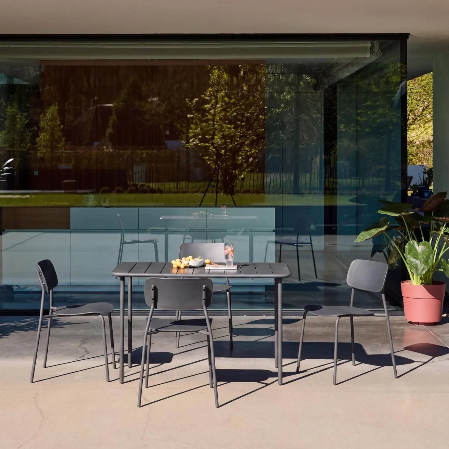 Metal garden table + 4 chairs