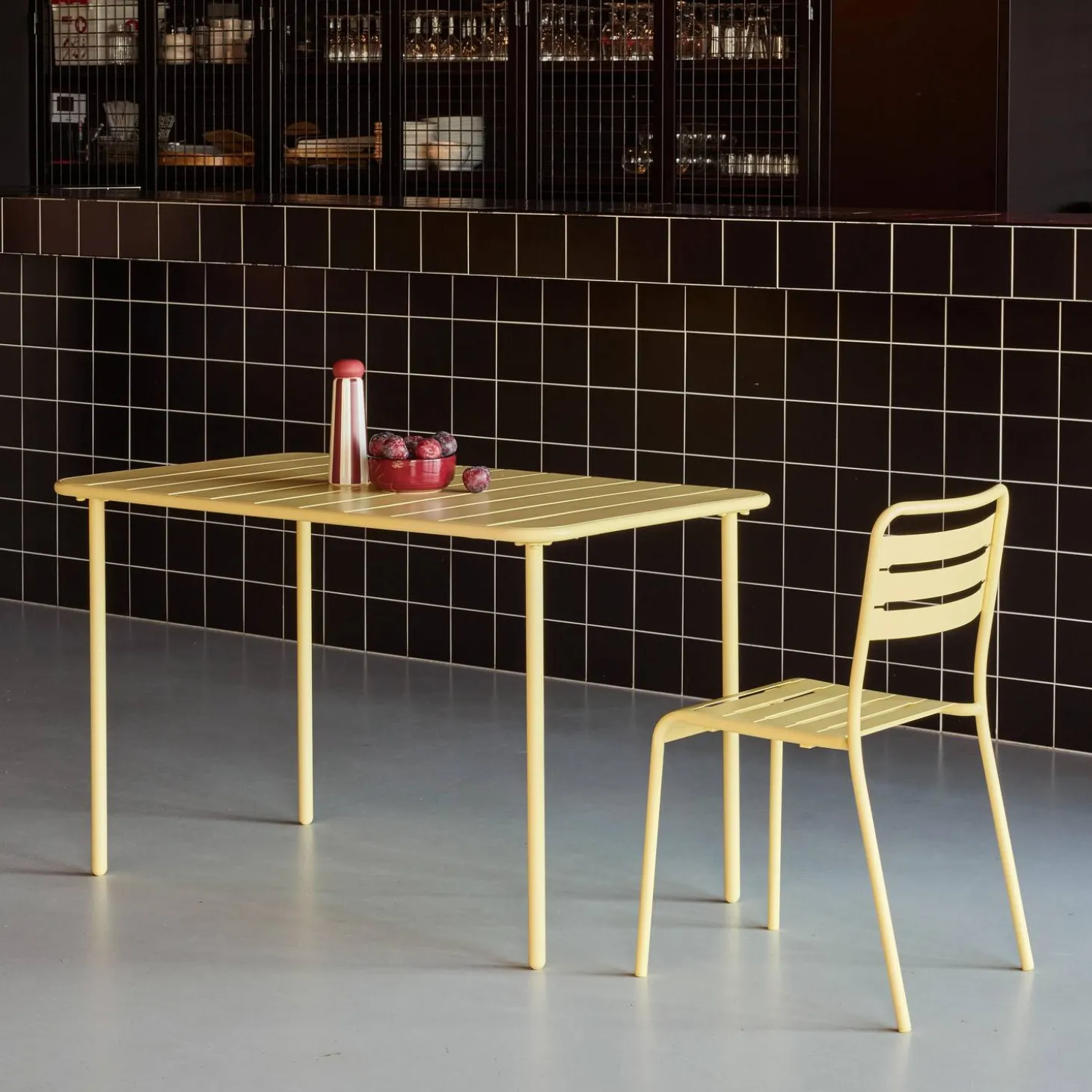 Metal garden table for 4 people