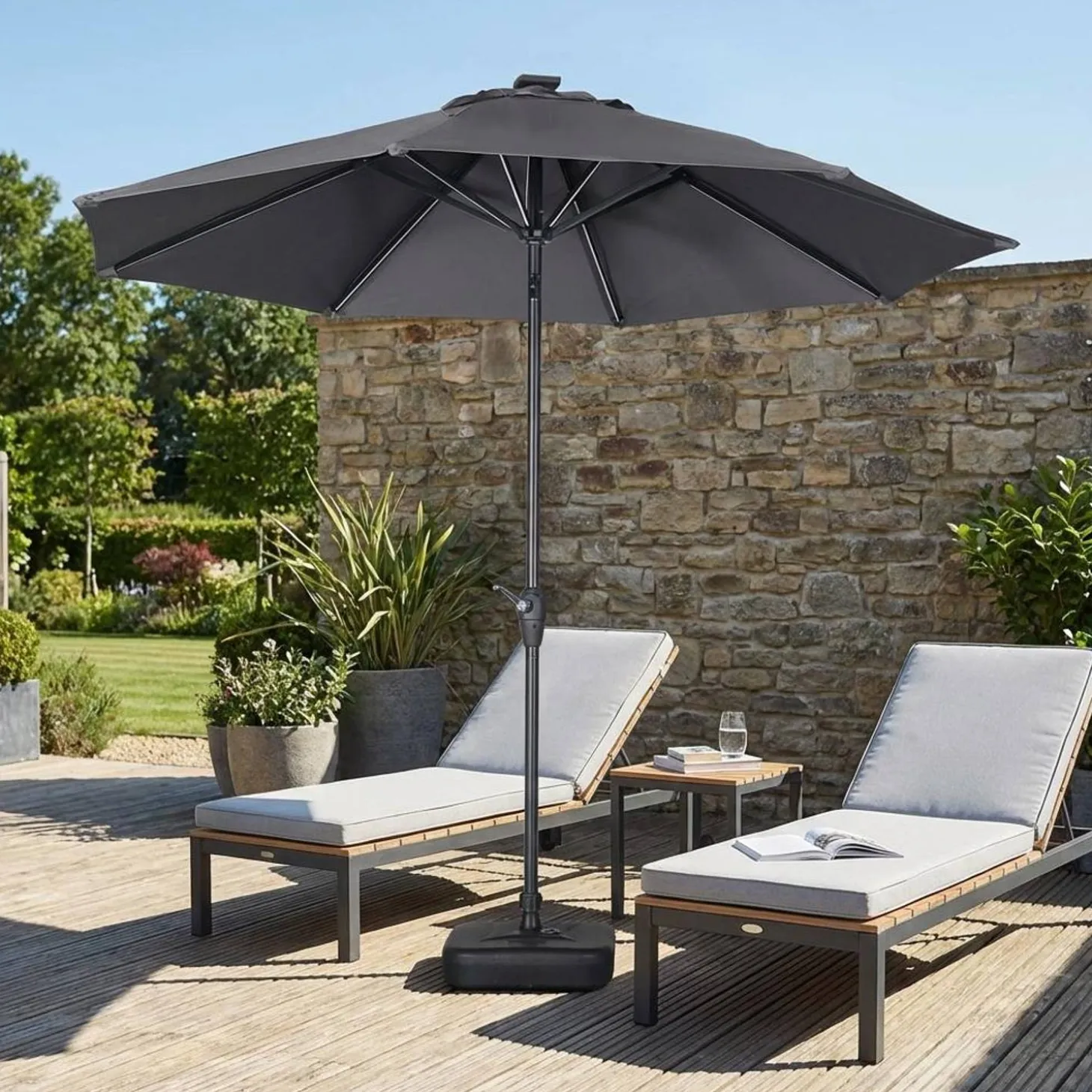 2.7m round centre pole parasol with integrated LED lights