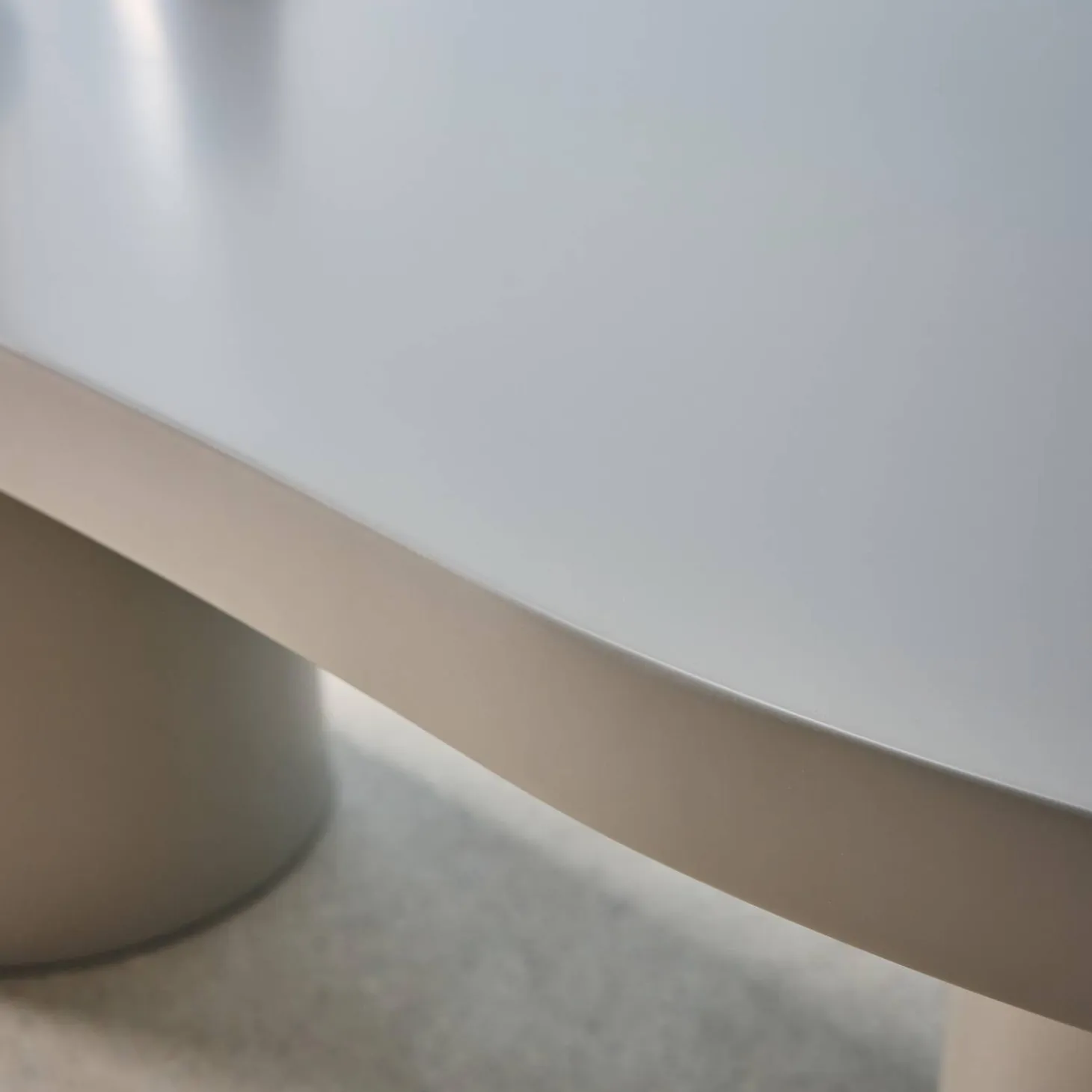 Organic dining table with rubberwood structure, seats 8