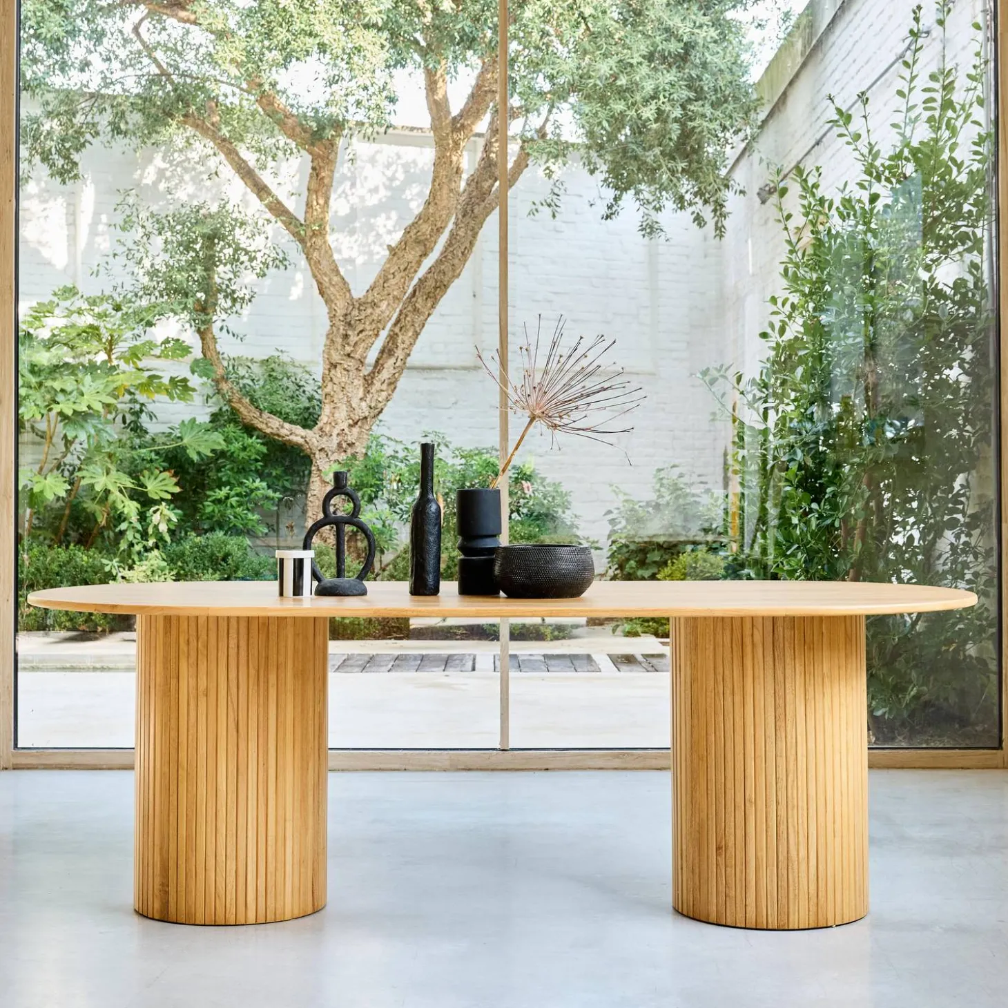 Oval dining table in rubberwood and oak veneer for 8 seats