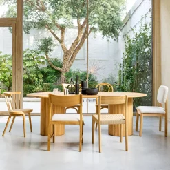 Oval dining table in rubberwood and oak veneer for 8 seats