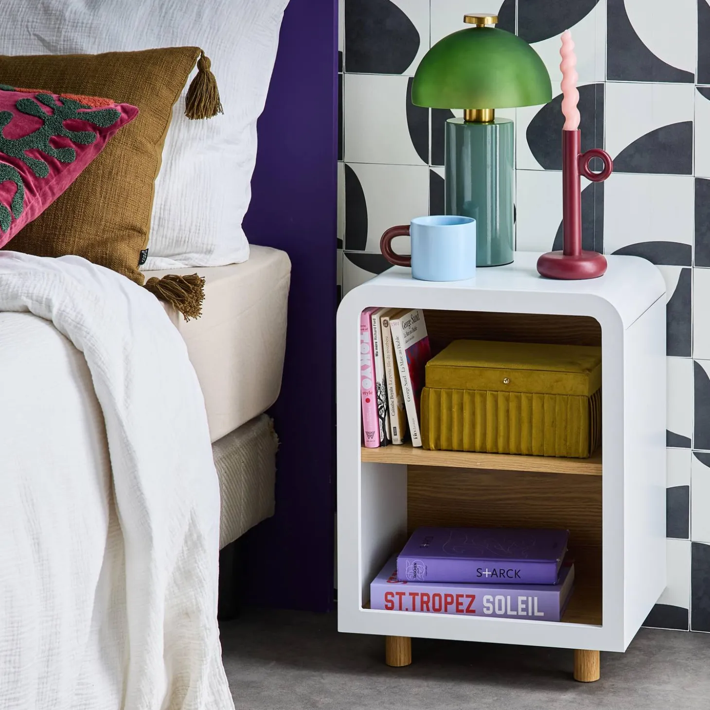Pair of bedside tables with a wooden effect and 2 niches