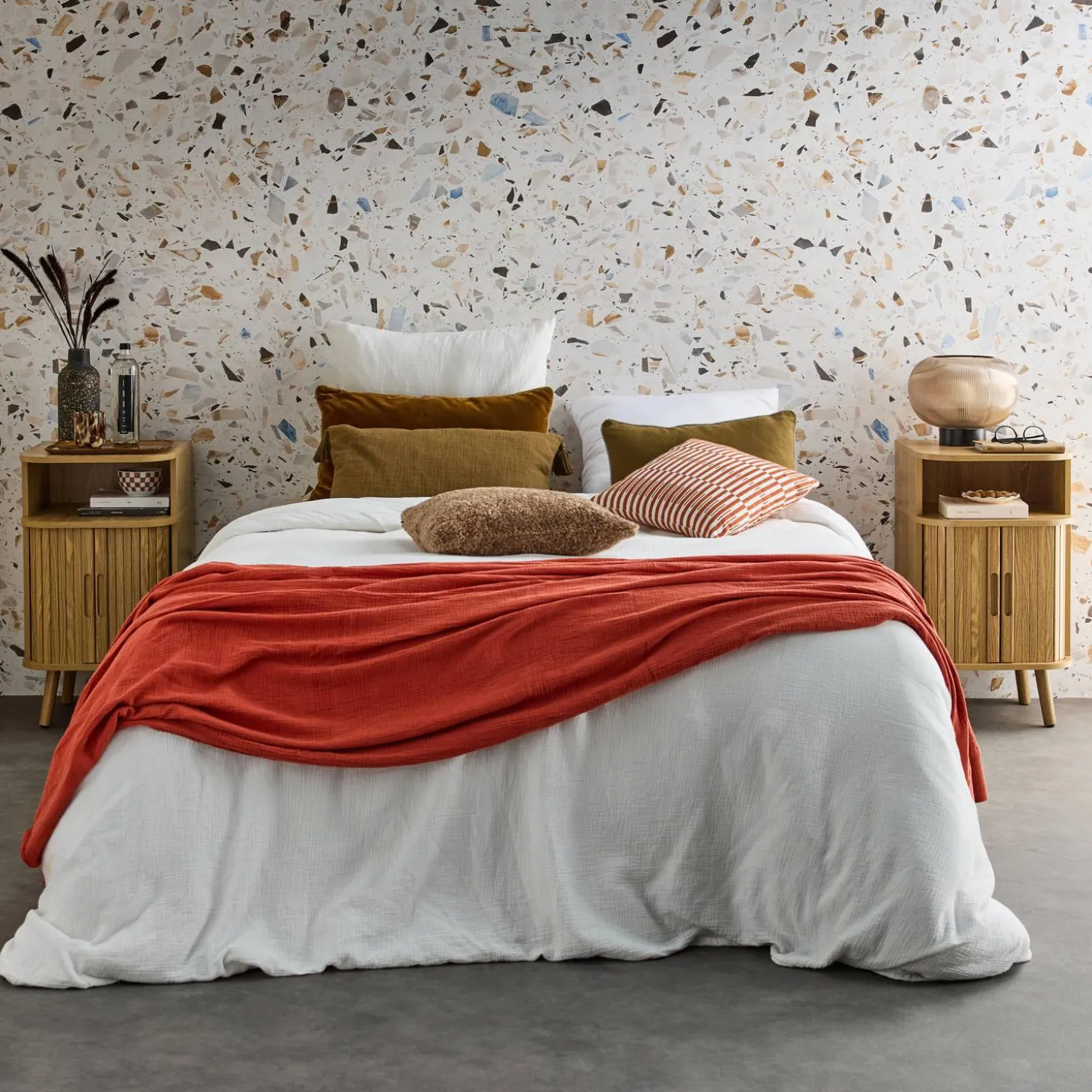 Pair of bedside tables with 2 sliding doors