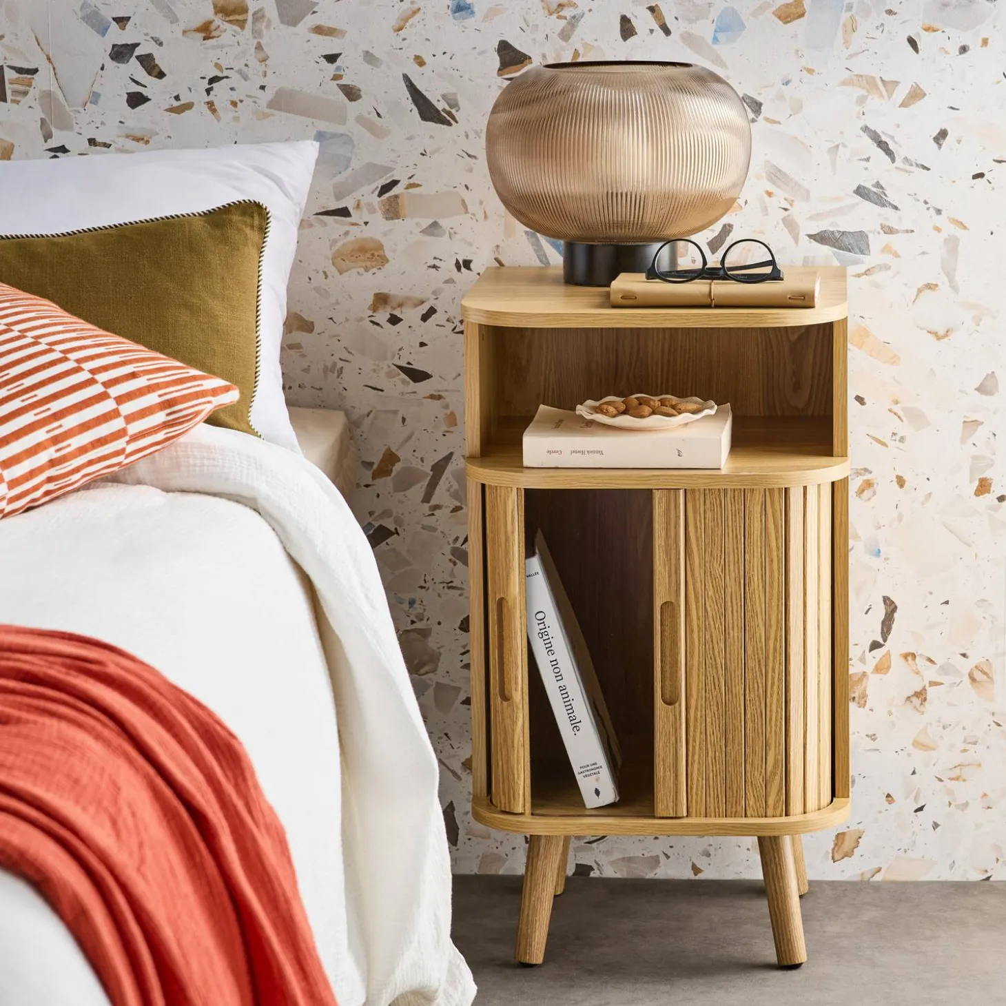 Pair of bedside tables with 2 sliding doors
