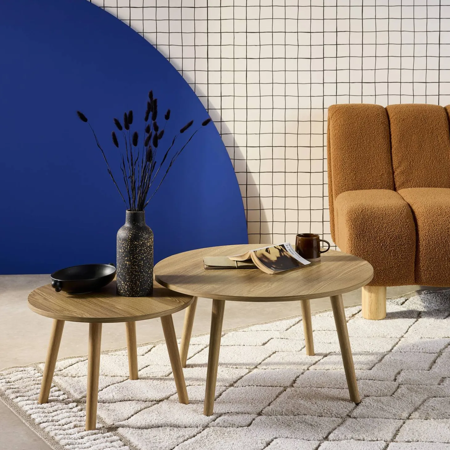 Pair of nesting coffee tables with wood effect