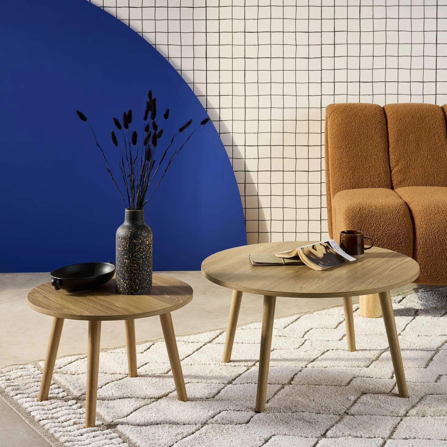 Pair of nesting coffee tables with wood effect