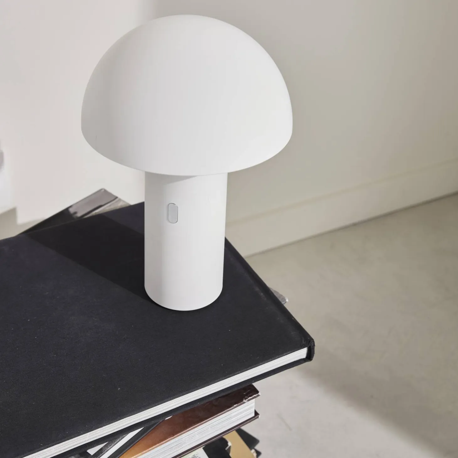 Portable indoor/outdoor cordless table lamp with adjustable head, 28 cm high