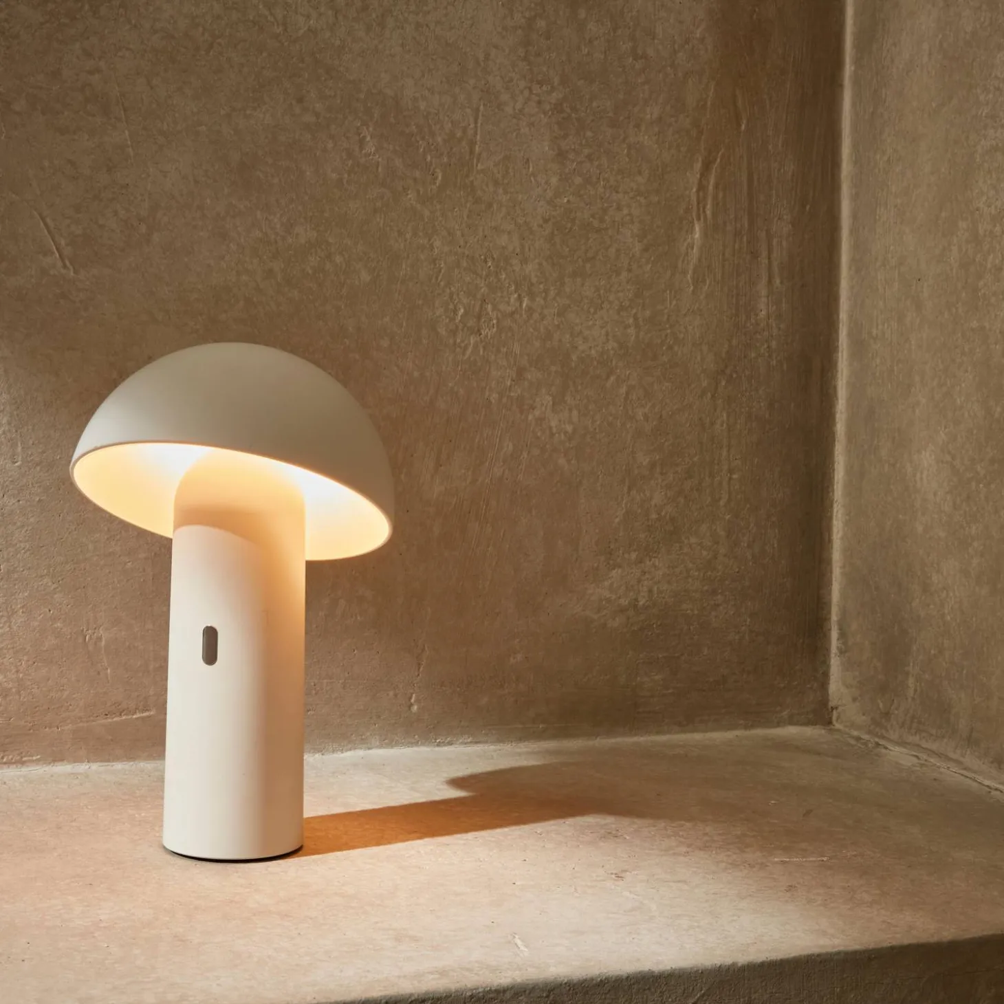 Portable indoor/outdoor cordless table lamp with adjustable head, 28 cm high