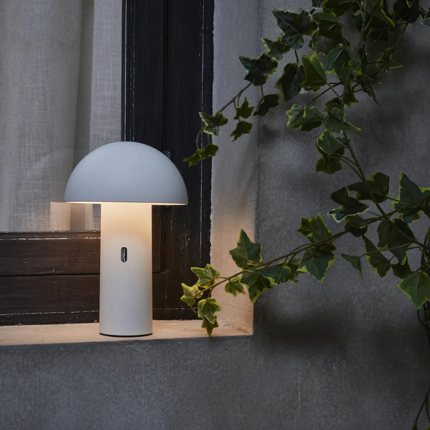 Portable indoor/outdoor cordless table lamp with adjustable head, 28 cm high