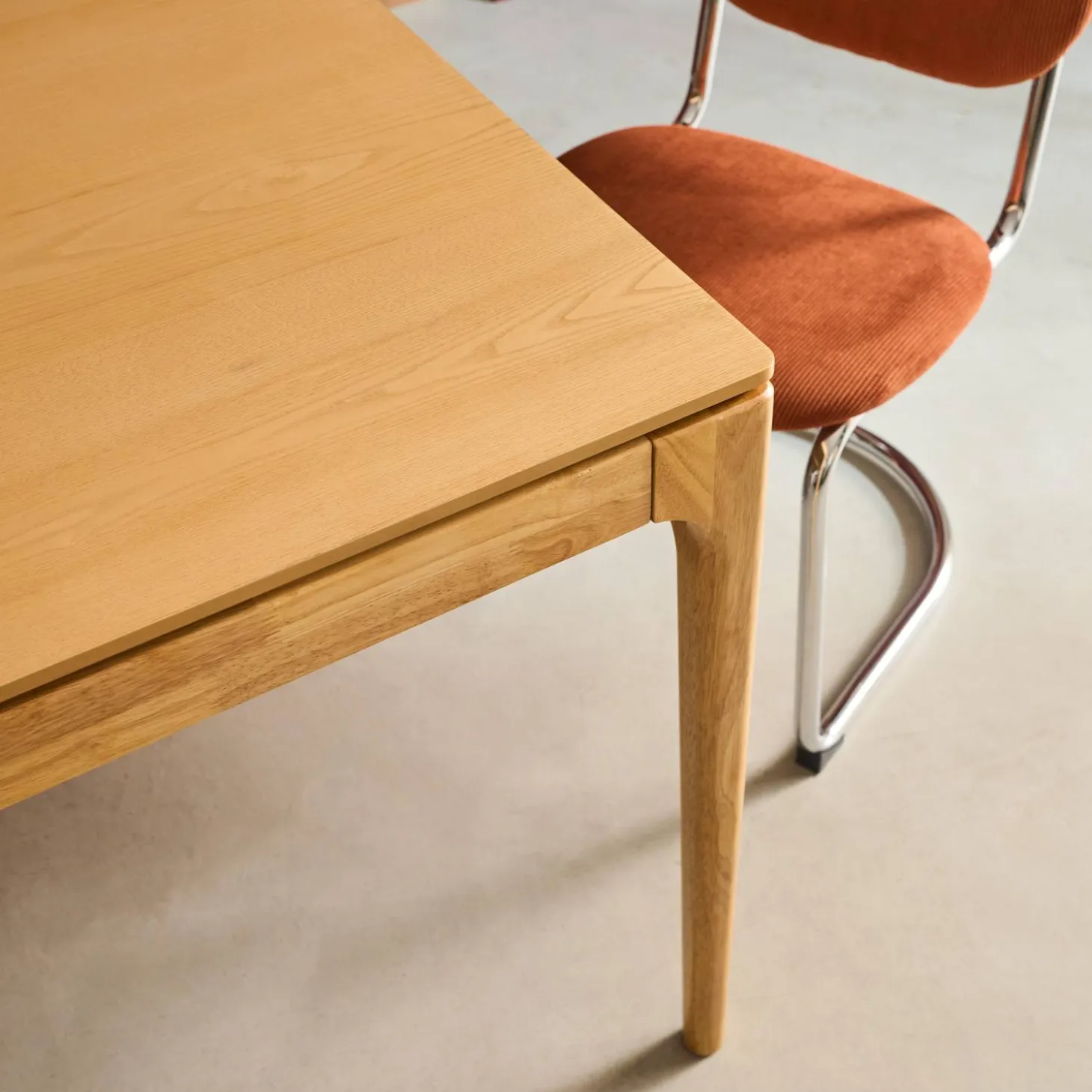 Rectangular dining table in hevea wood and ash veneer, seats 6