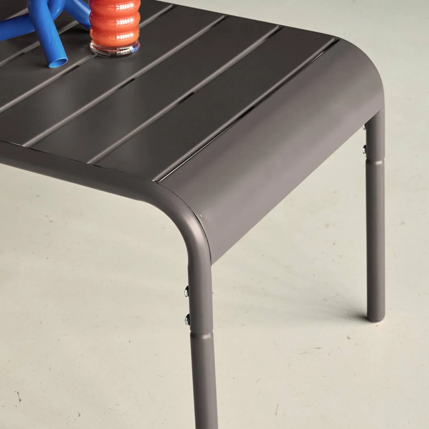 Rectangular steel garden coffee table