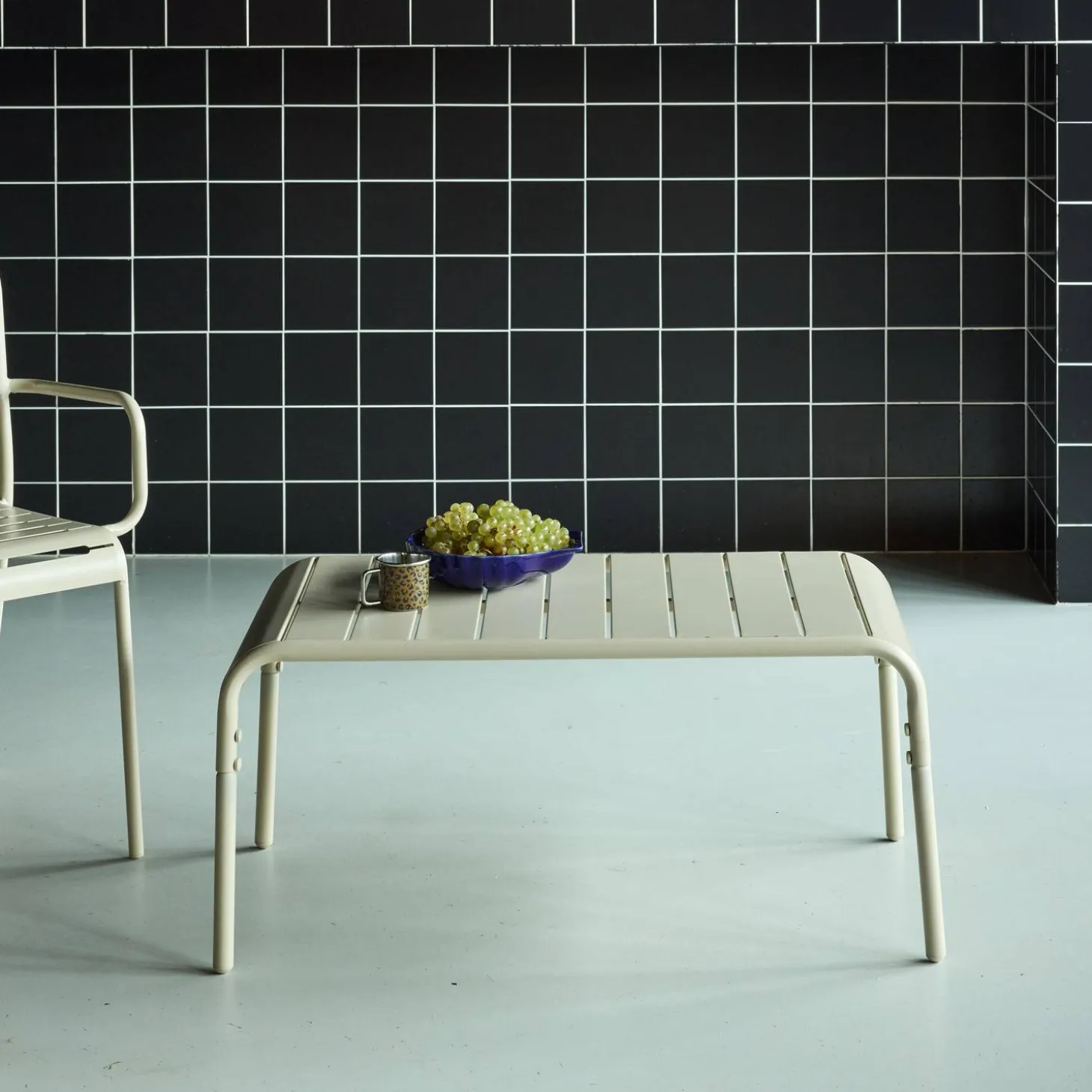 Rectangular steel garden coffee table