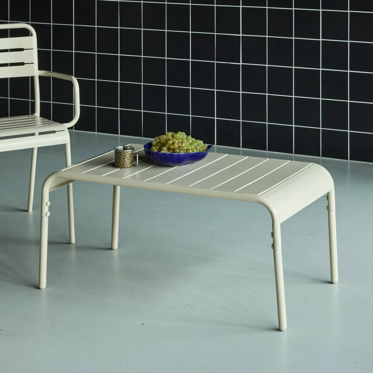 Rectangular steel garden coffee table