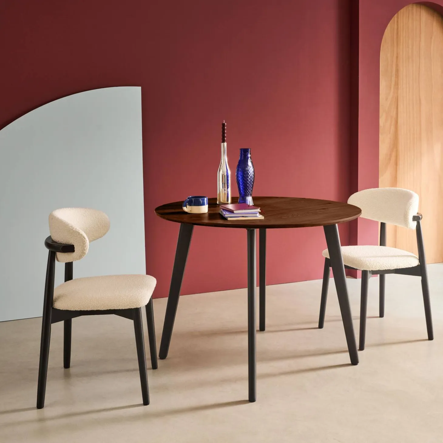 Round dining table wood effect black metal legs 4-seater