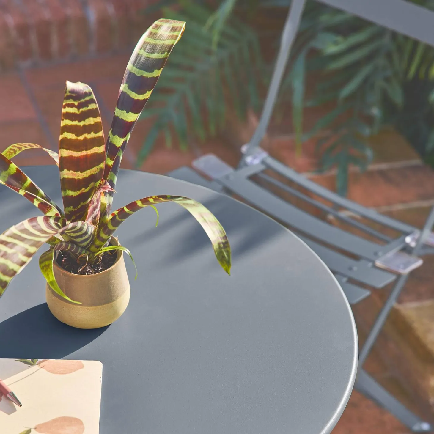 Round folding metal bistro garden table with 2 chairs