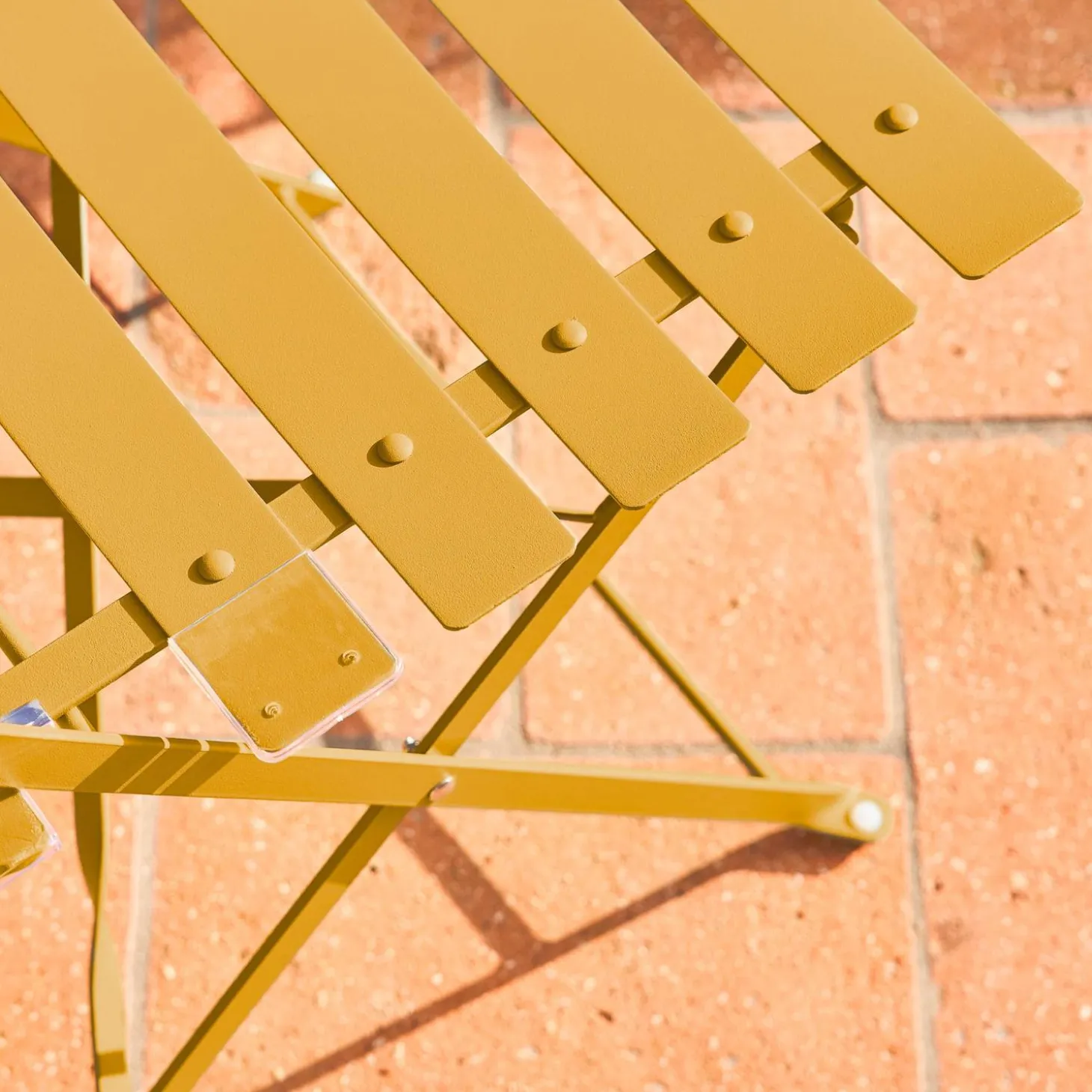Round folding metal bistro garden table with 2 chairs