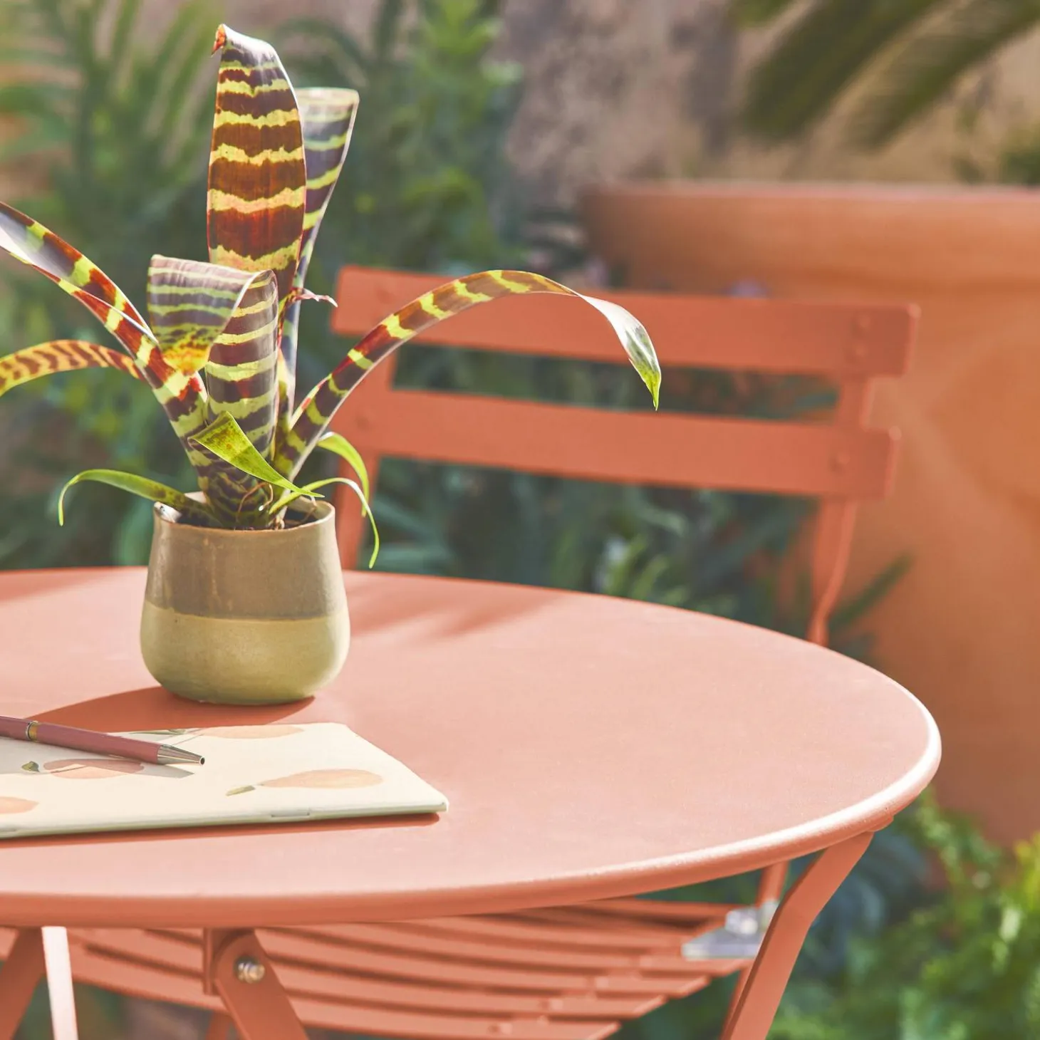 Round folding metal bistro garden table with 2 chairs