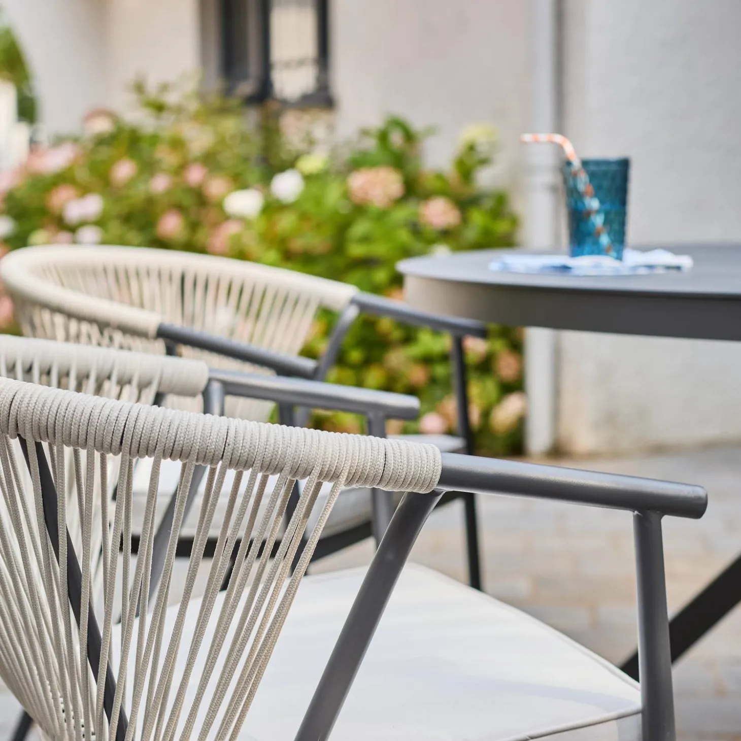 Round garden table aluminium and glass + 6 armchairs