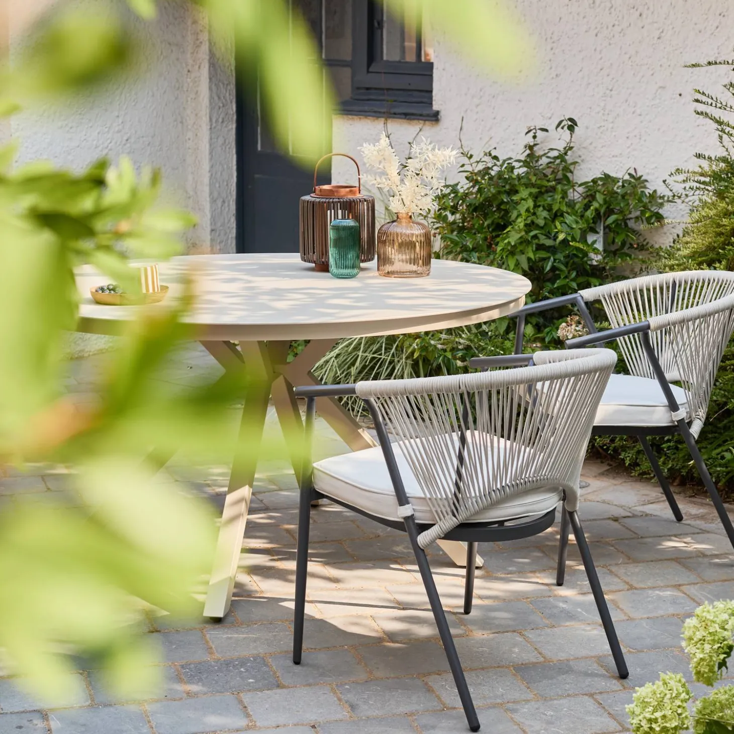 Round garden table aluminum and glass seats 6