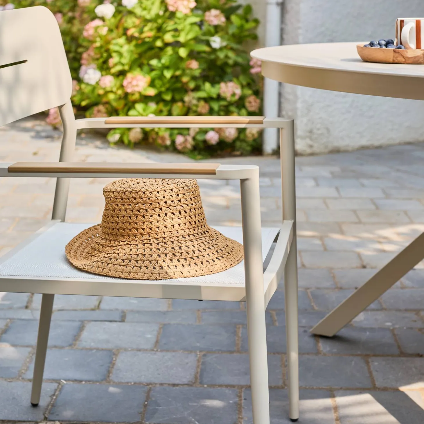Round garden table Ø140cm aluminium and glass + 6 armchairs