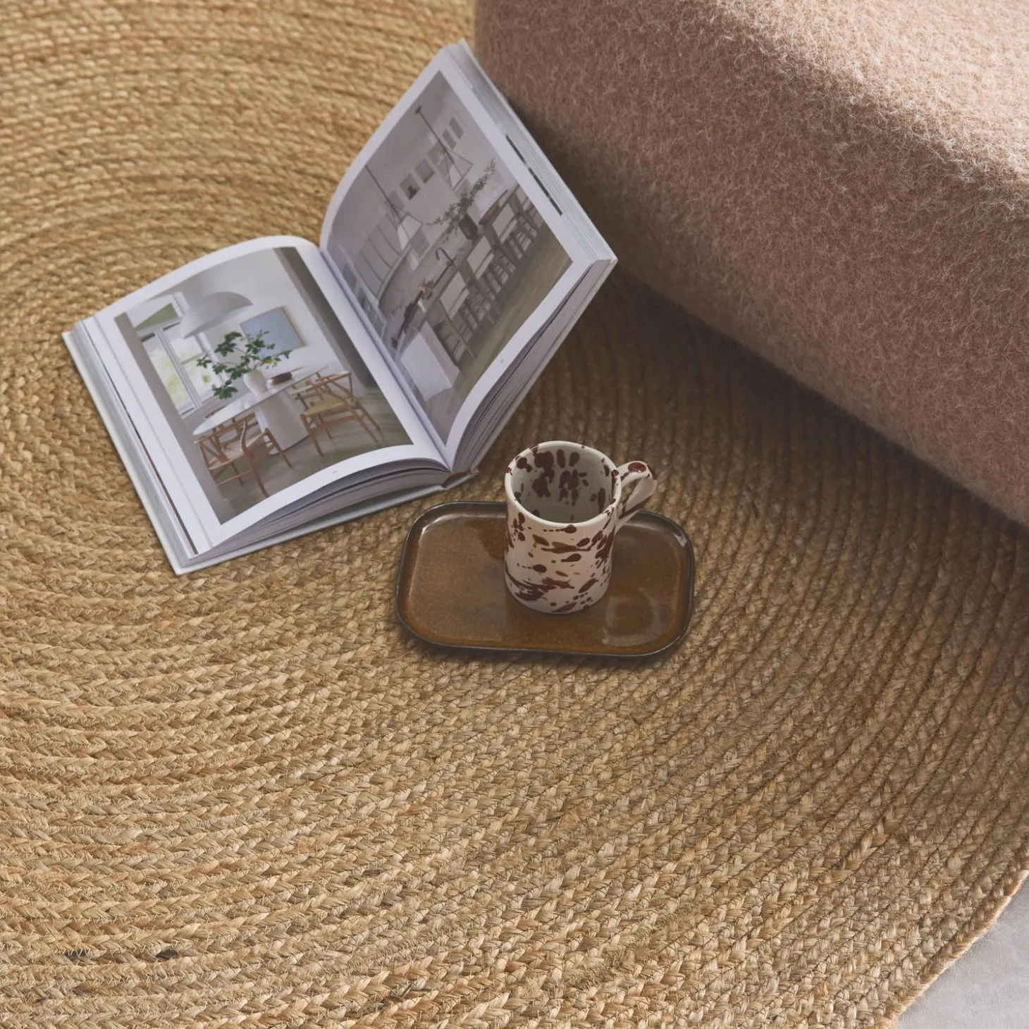 Round jute indoor rug, natural