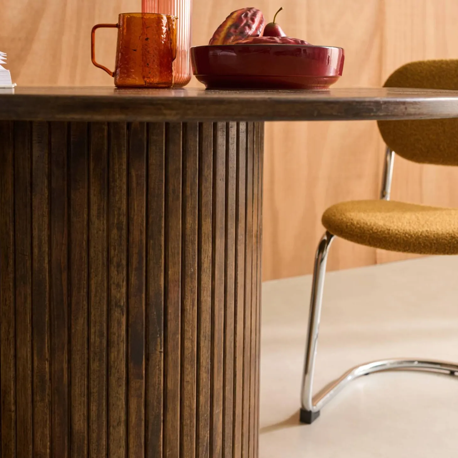 Round rubberwood dining table and oak veneer 4 seats