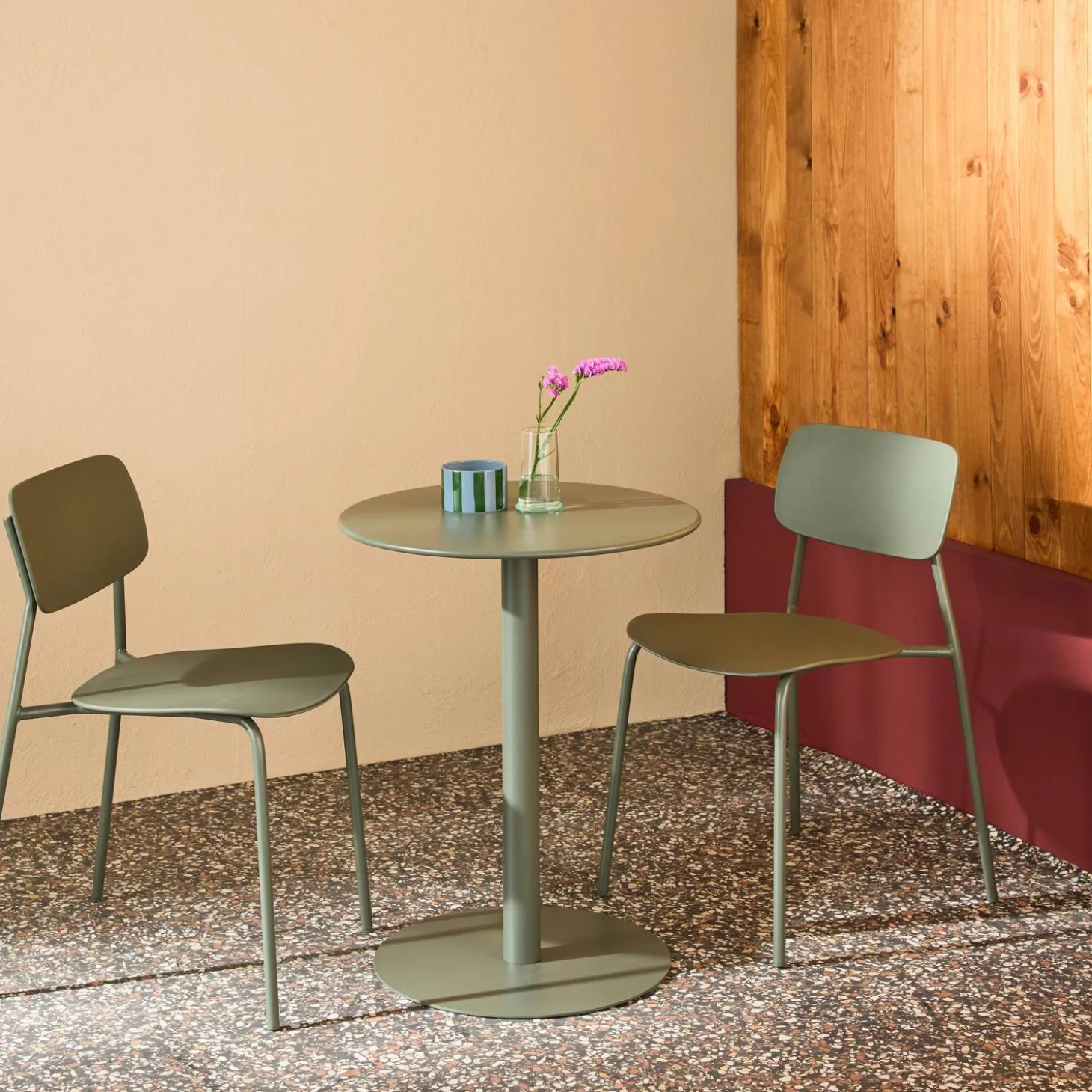 Round steel bistro garden table + 2 chairs