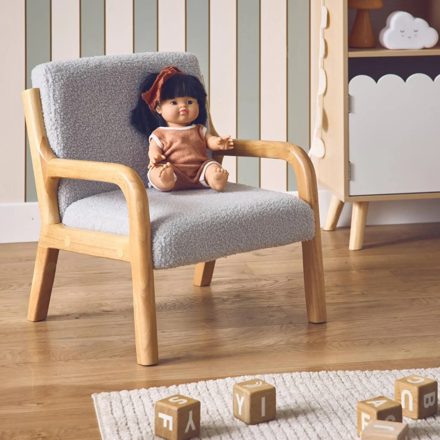 Scandinavian children's armchair in wood and bouclette fabric