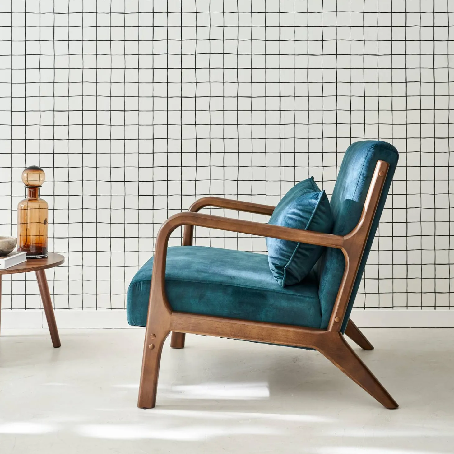 Scandi-style armchair in velvet and light walnut-stained hevea wood