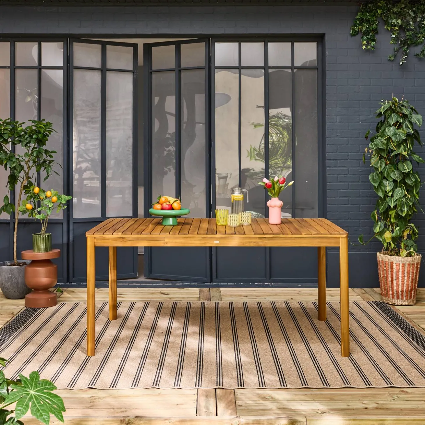 8-seater acacia wooden garden table with rounded corners