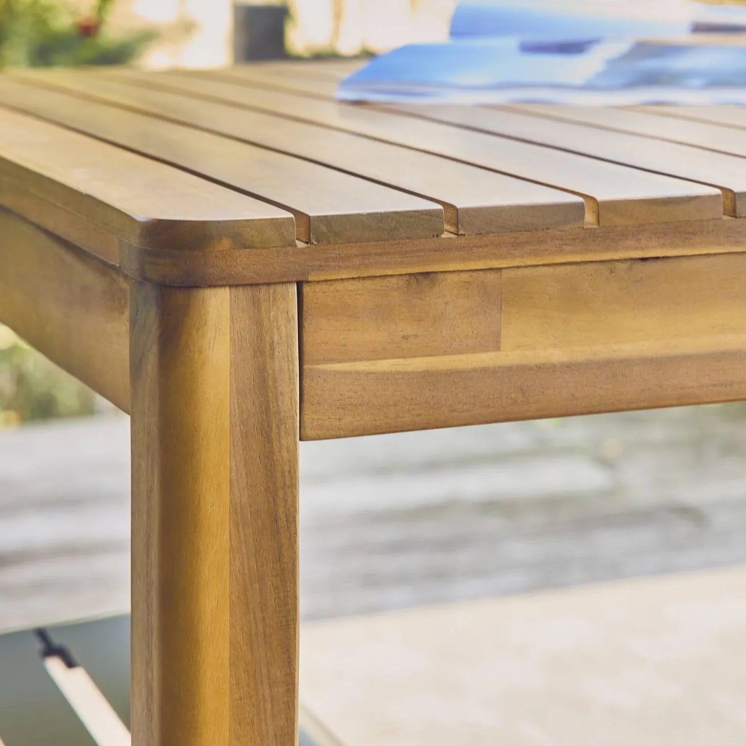 8-seater acacia wooden garden table with rounded corners