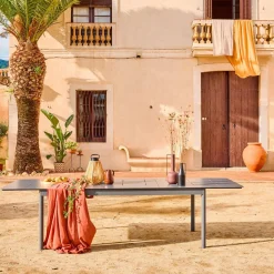 8-seater aluminium extendable garden table