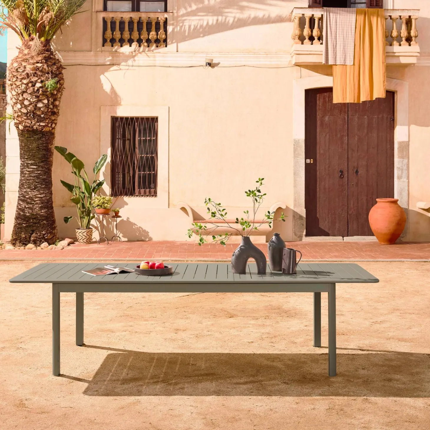 10-seater extendable aluminium garden table