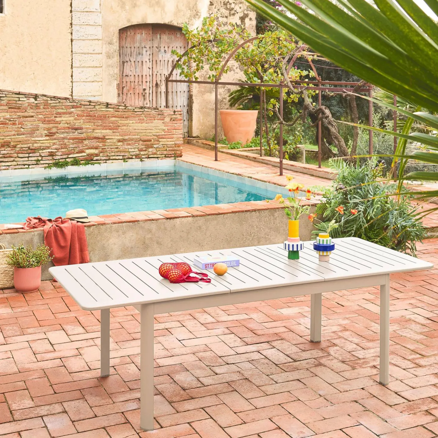 8-seater extendable aluminium garden table