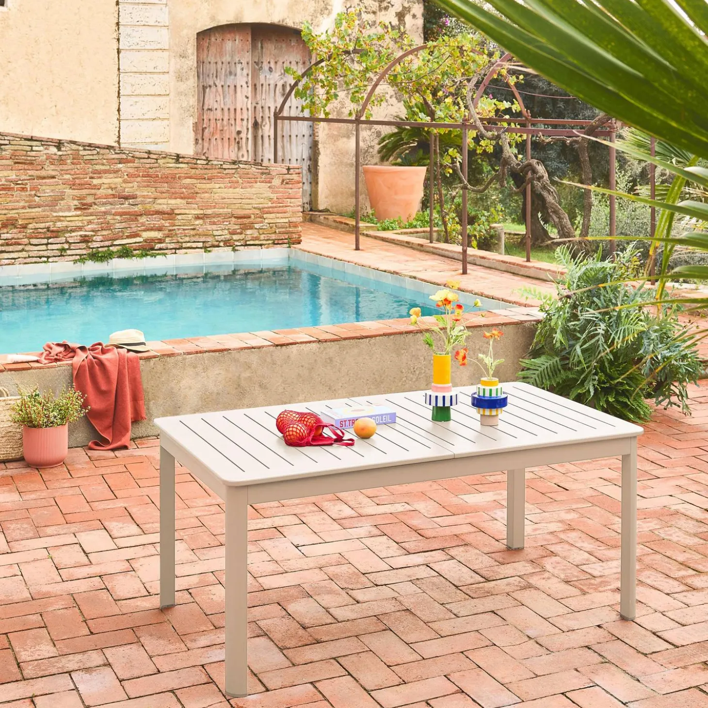8-seater extendable aluminium garden table