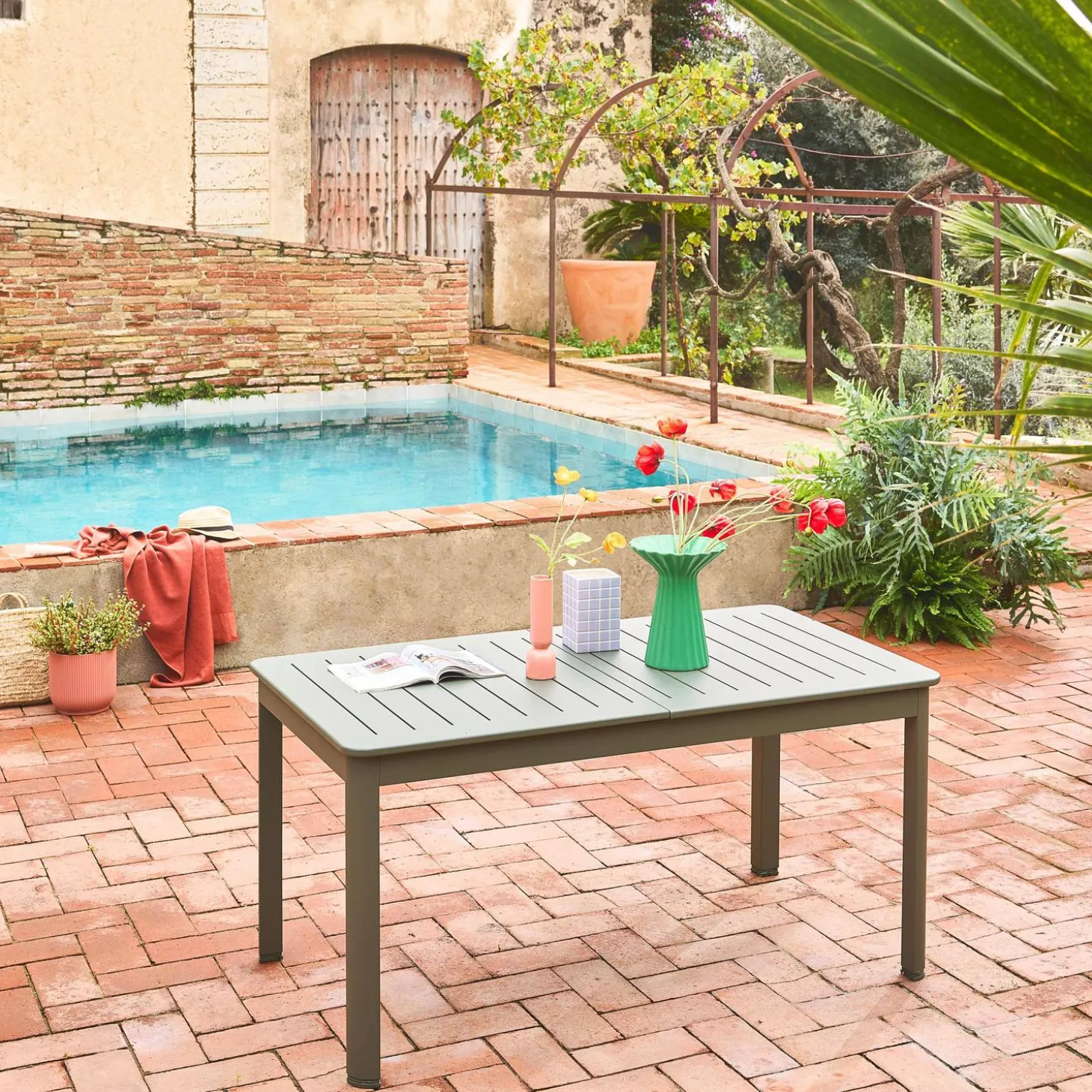 6-seater extendable aluminium garden table