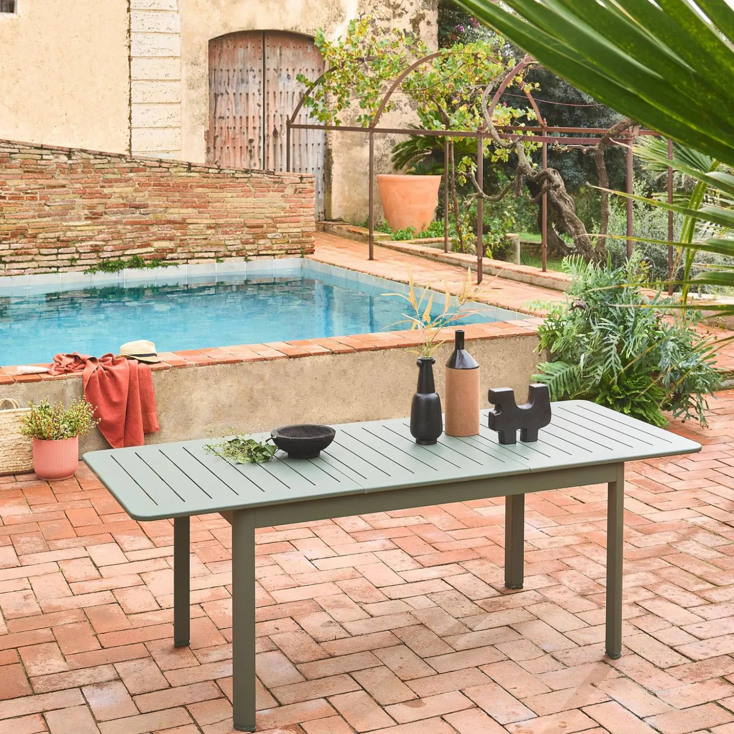 6-seater extendable aluminium garden table