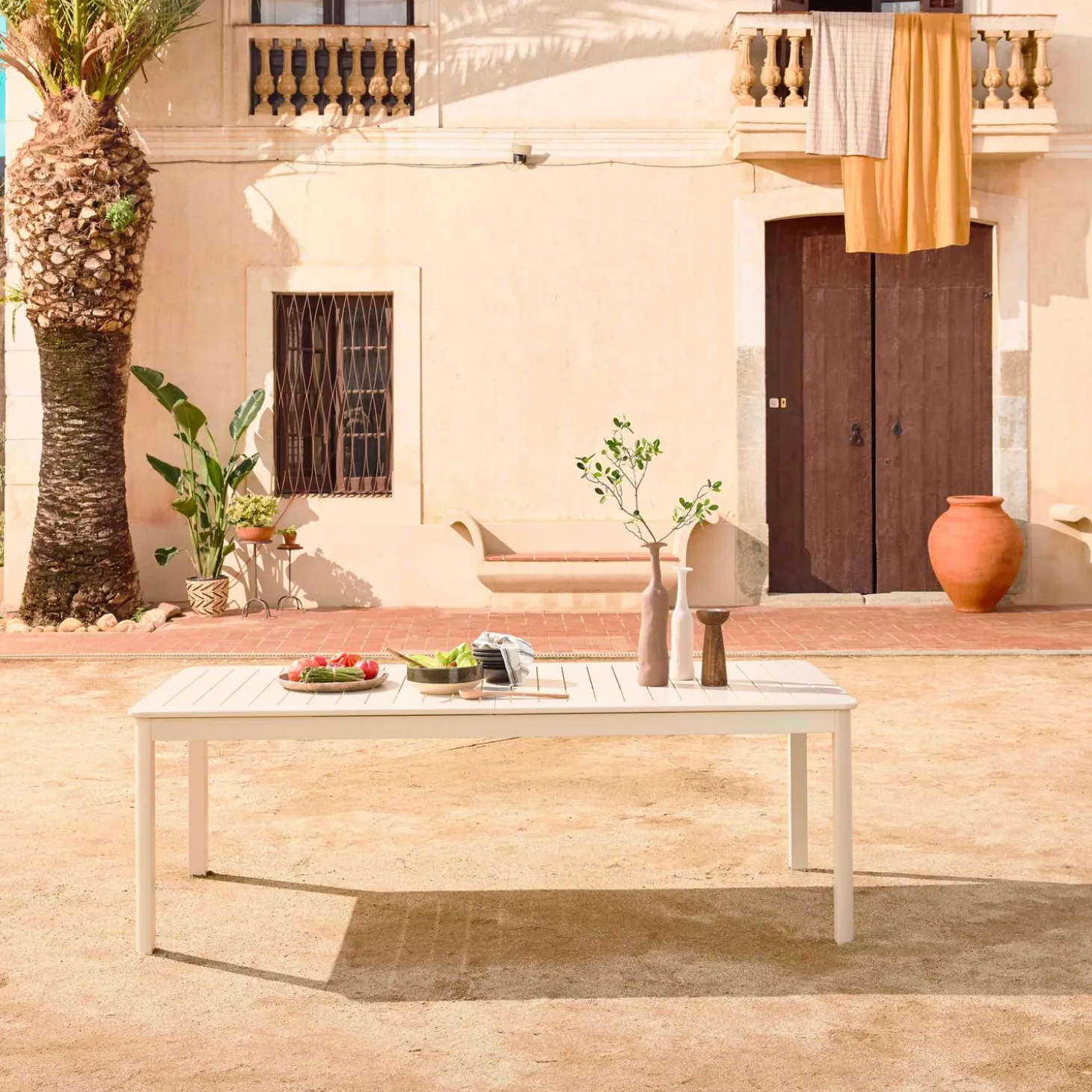 10-seater extendable aluminium garden table
