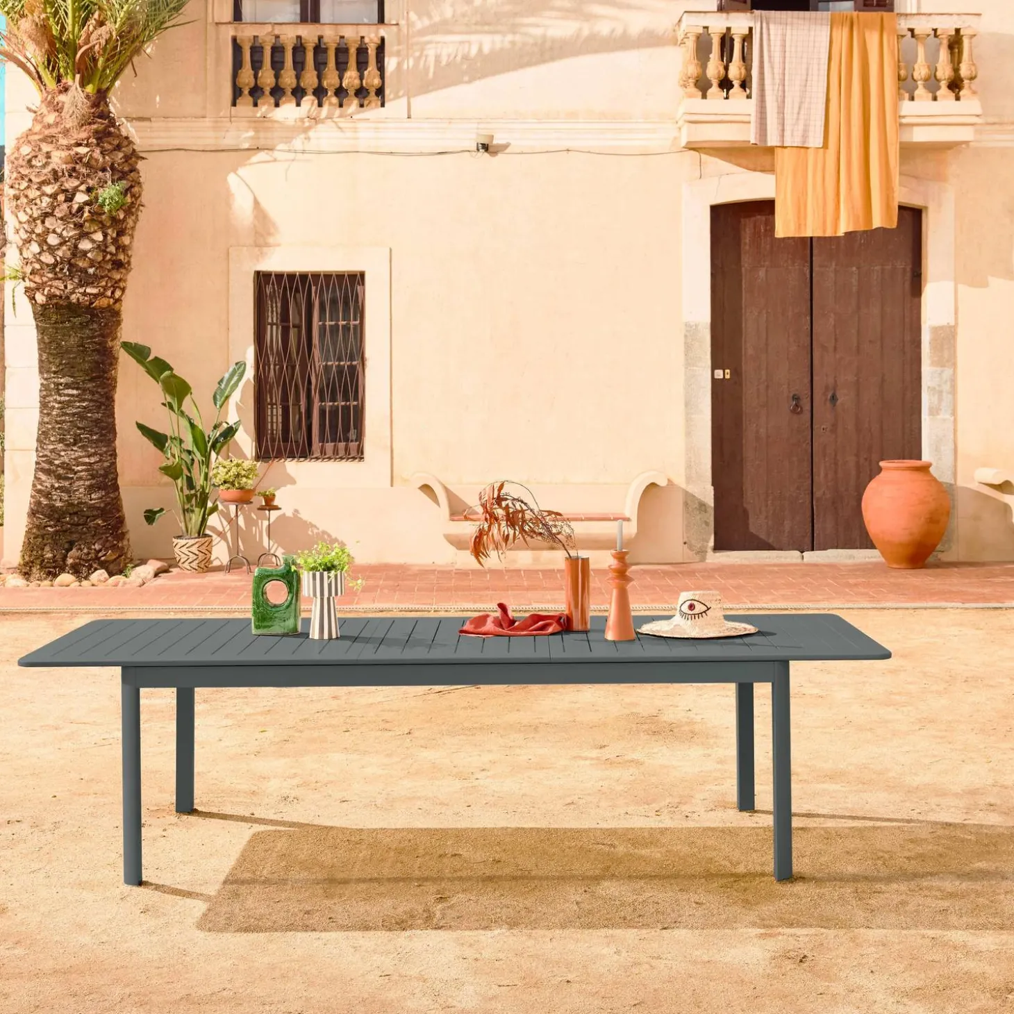 10-seater extendable aluminium garden table
