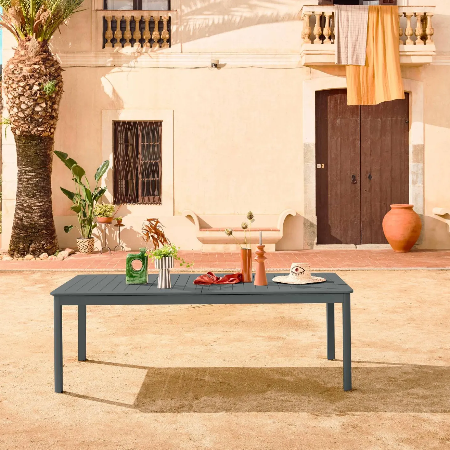 10-seater extendable aluminium garden table